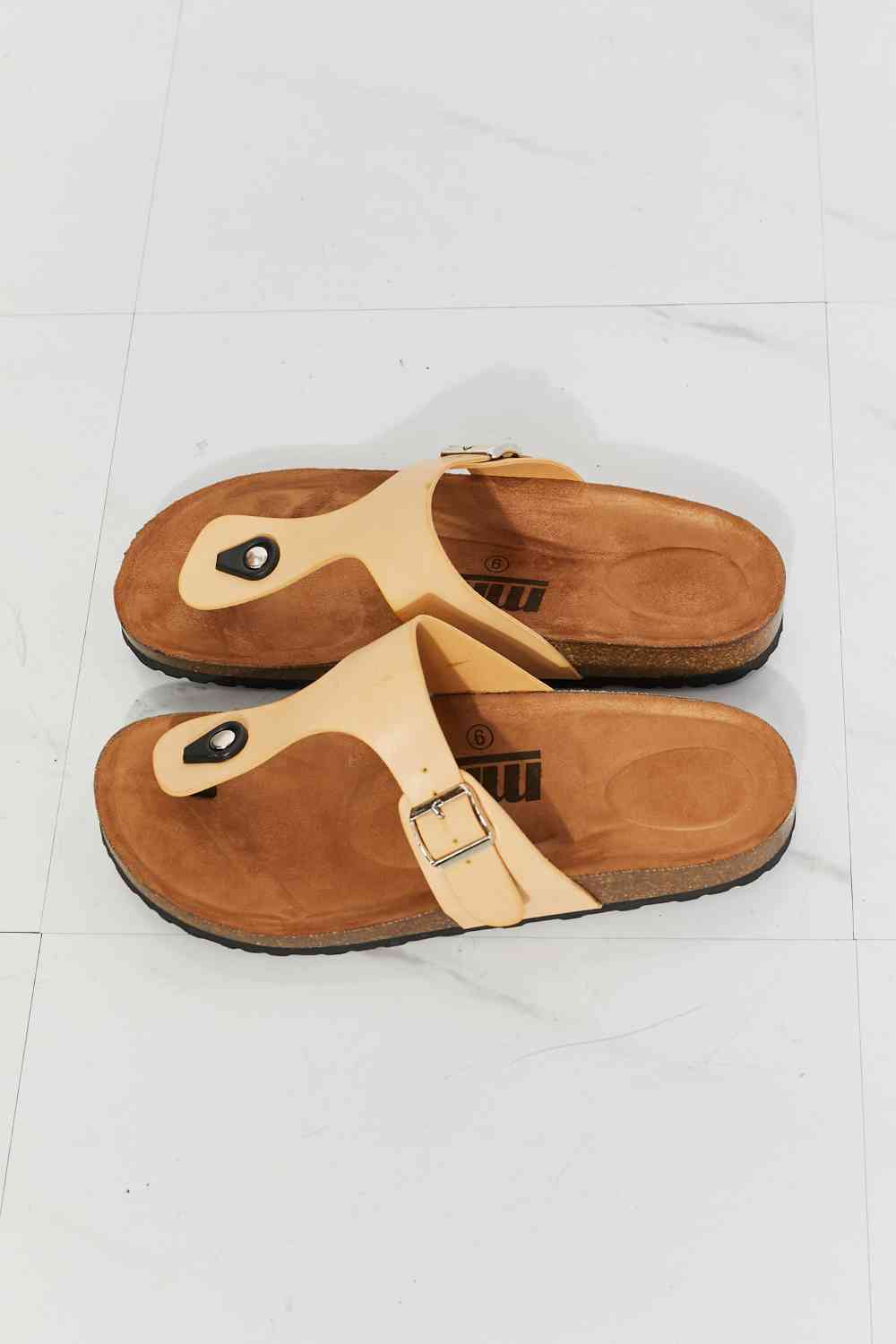 MMShoes Drift Away T-Strap Flip-Flop باللون الرملي