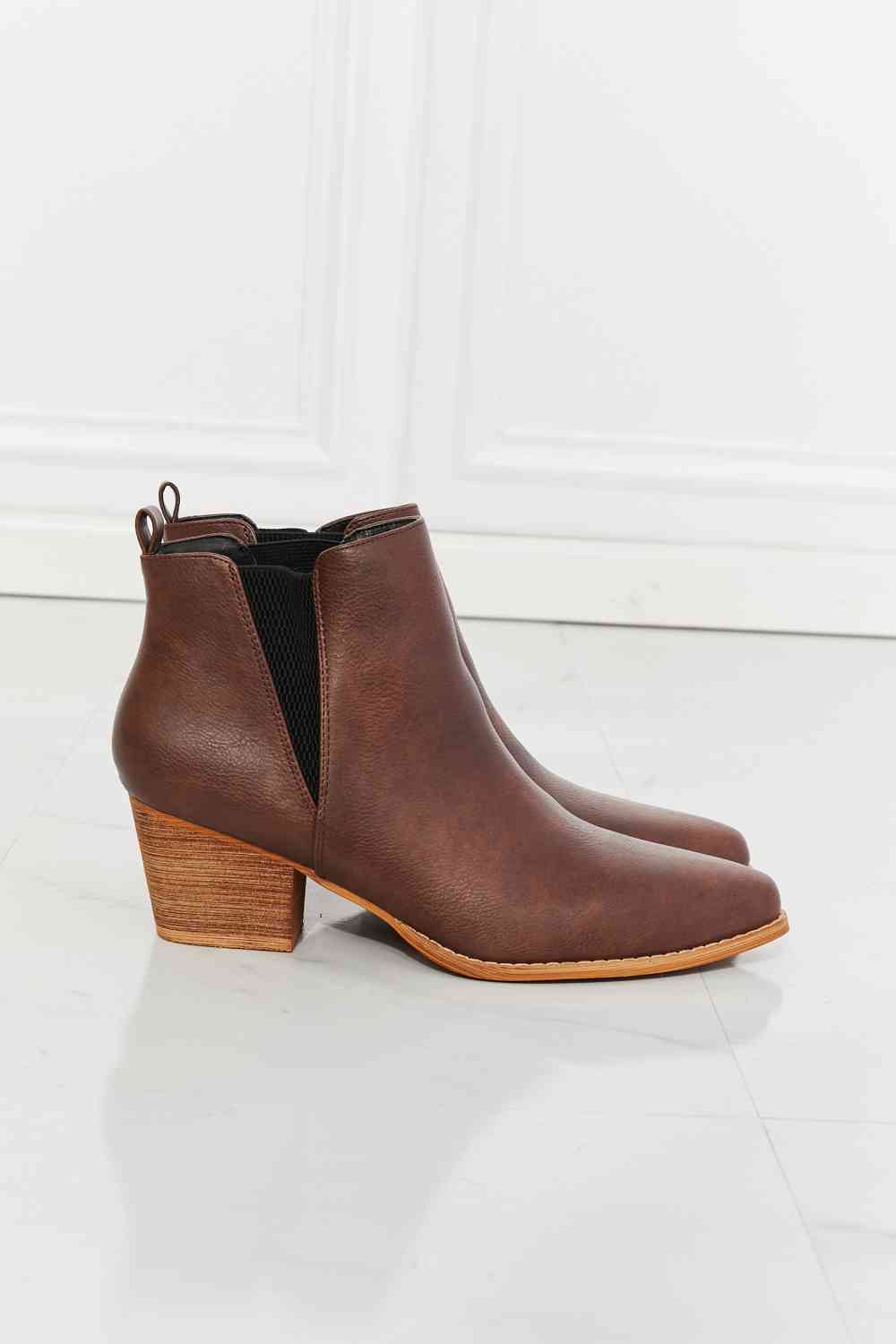حذاء MMShoes Back At It ذو مقدمة مدببة بلون الشوكولاتة