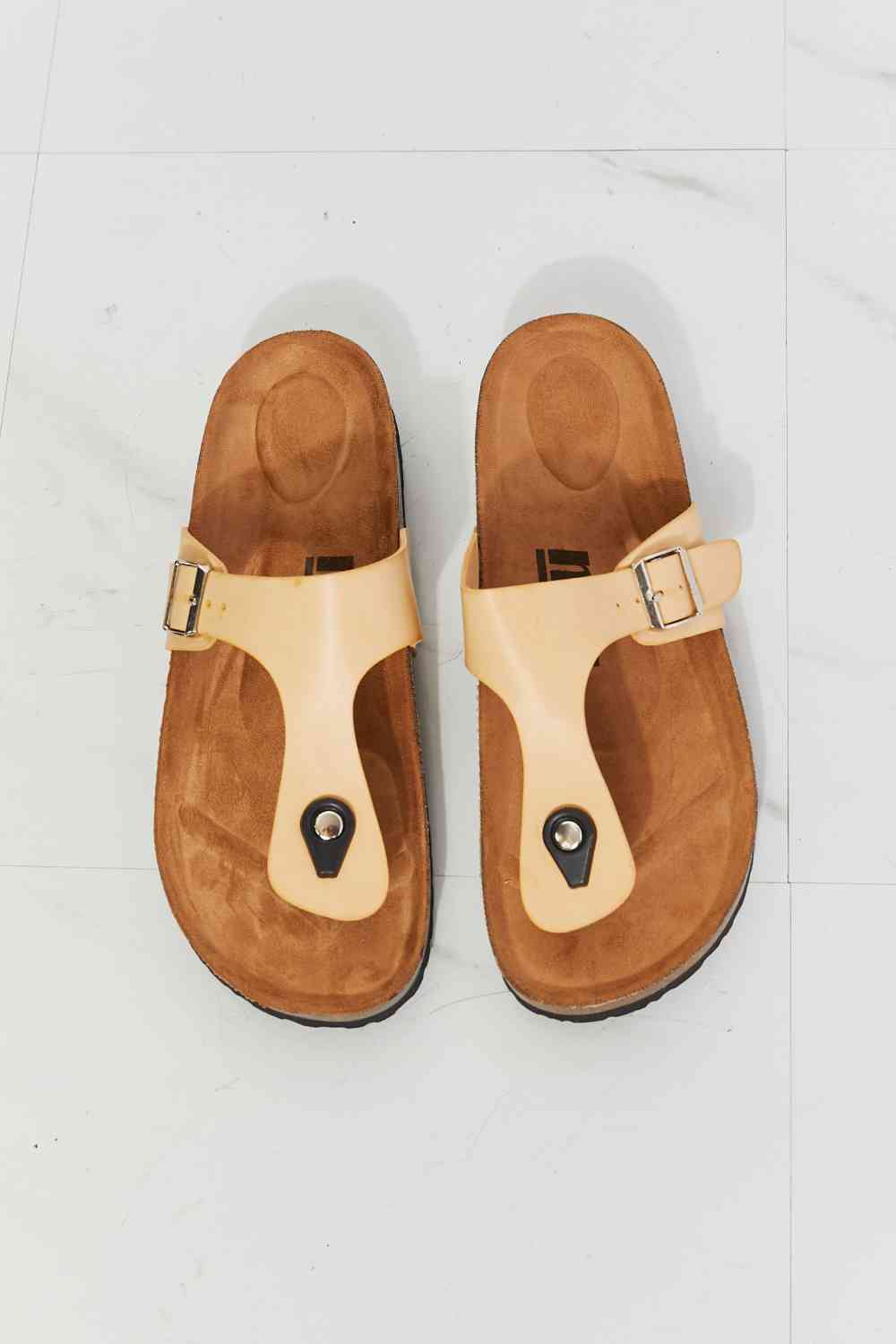 MMShoes Drift Away T-Strap Flip-Flop باللون الرملي