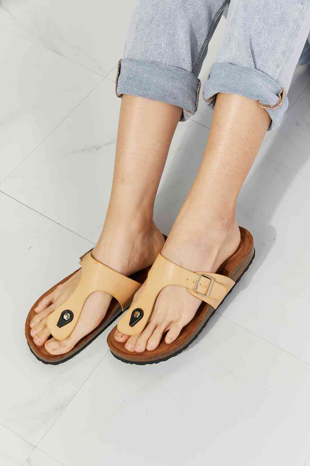 MMShoes Drift Away T-Strap Flip-Flop باللون الرملي