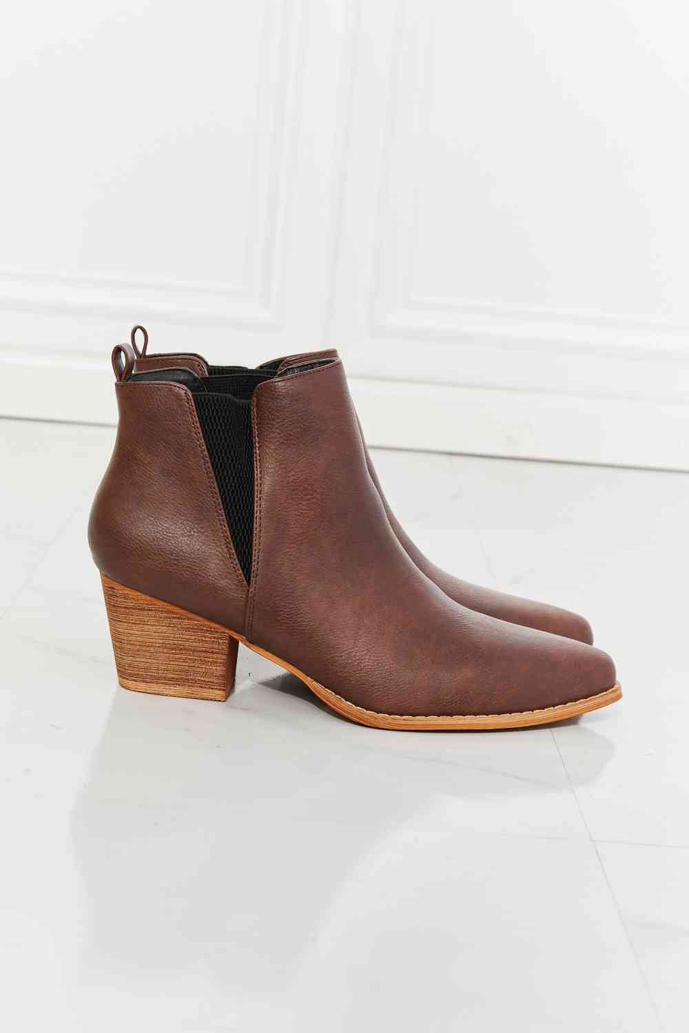 حذاء MMShoes Back At It ذو مقدمة مدببة بلون الشوكولاتة