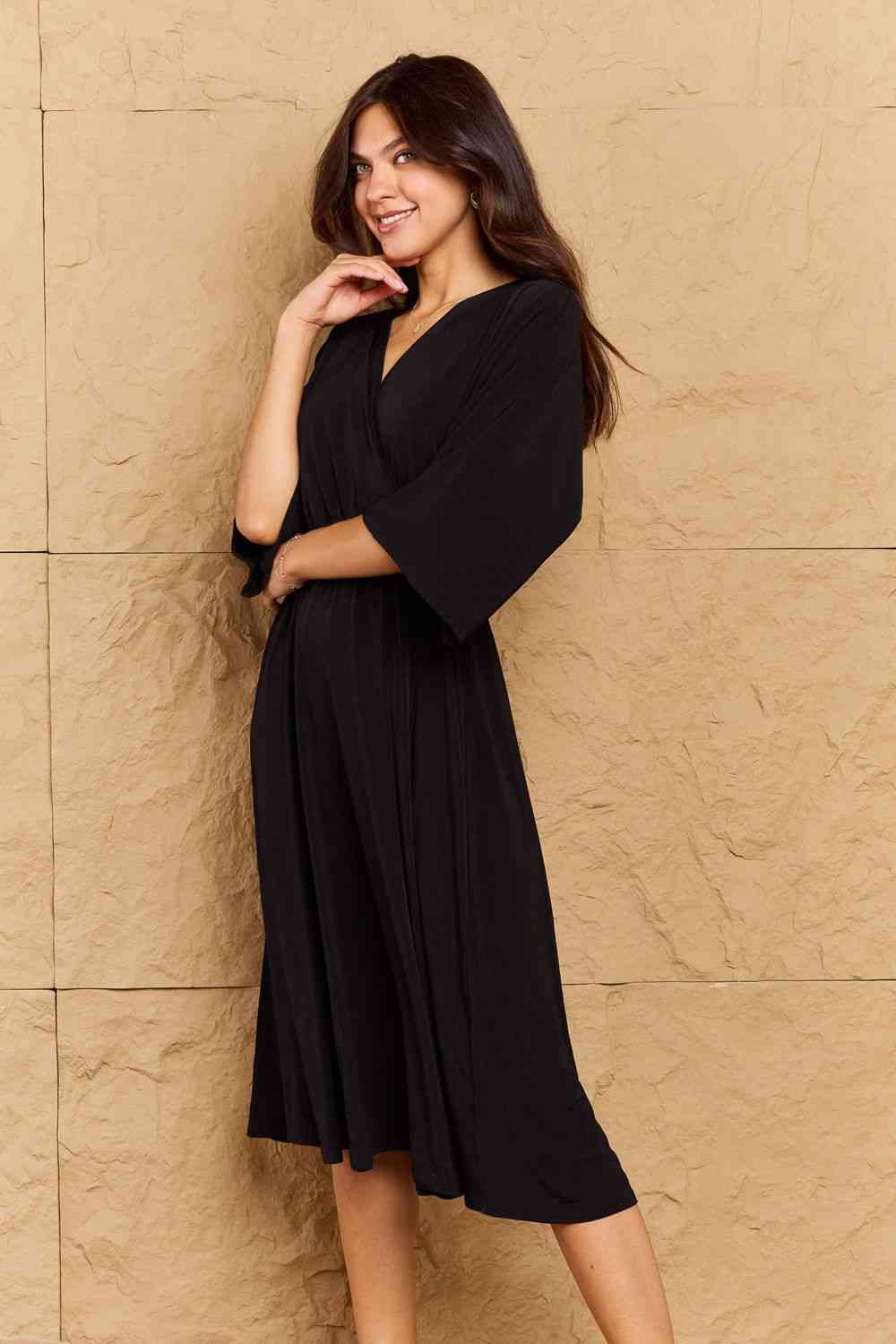 فستان OneTheLand Make Your Move سادة متوسط ​​الطول من Surplice