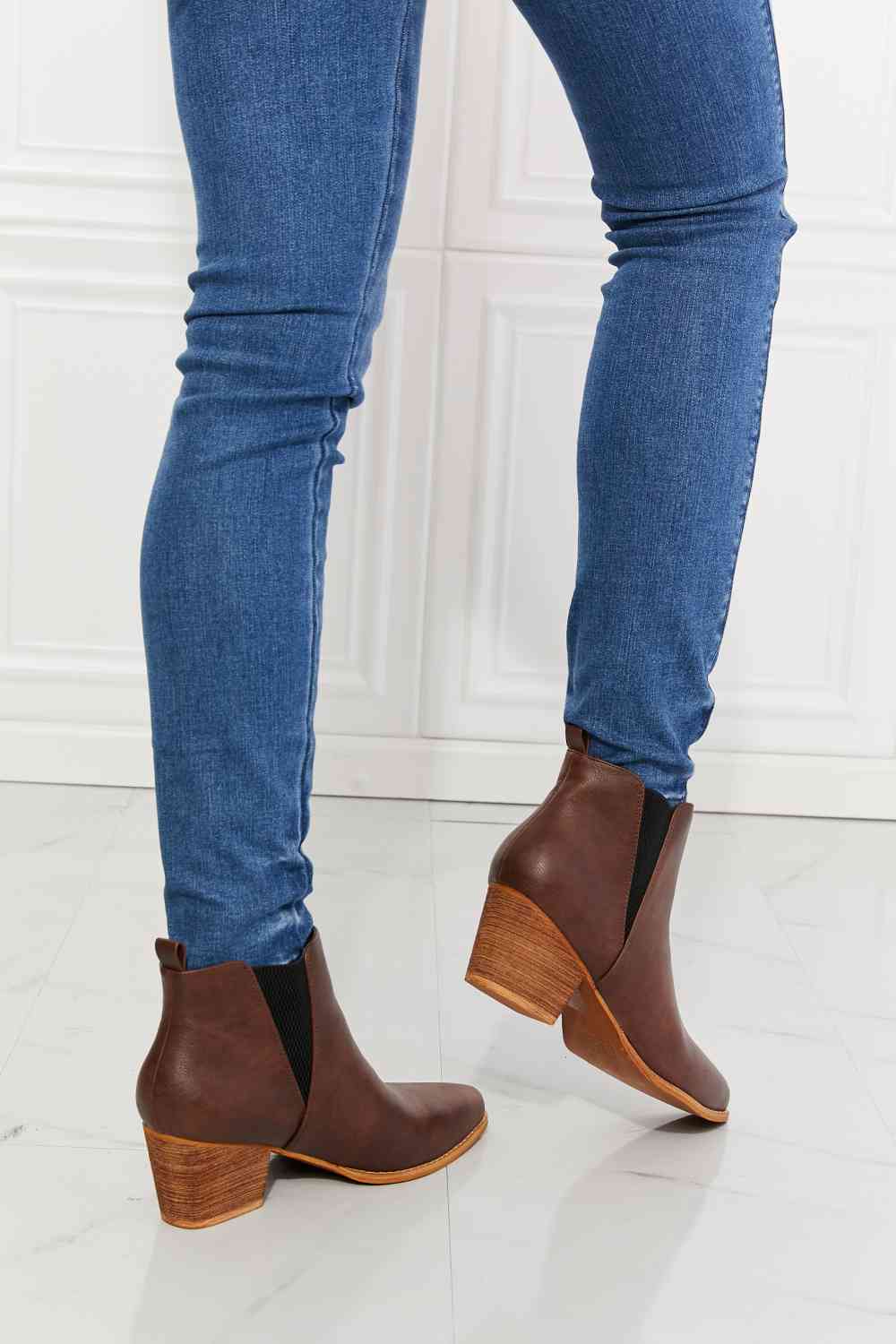 حذاء MMShoes Back At It ذو مقدمة مدببة بلون الشوكولاتة