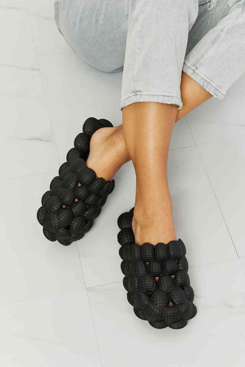 NOOK JOI Laid Back Bubble Slides باللون الأسود