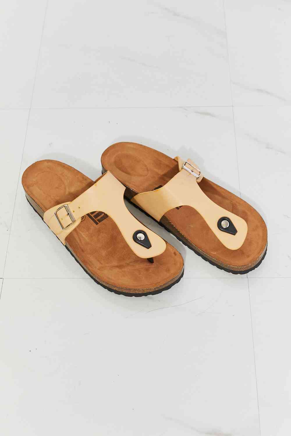 MMShoes Drift Away T-Strap Flip-Flop باللون الرملي