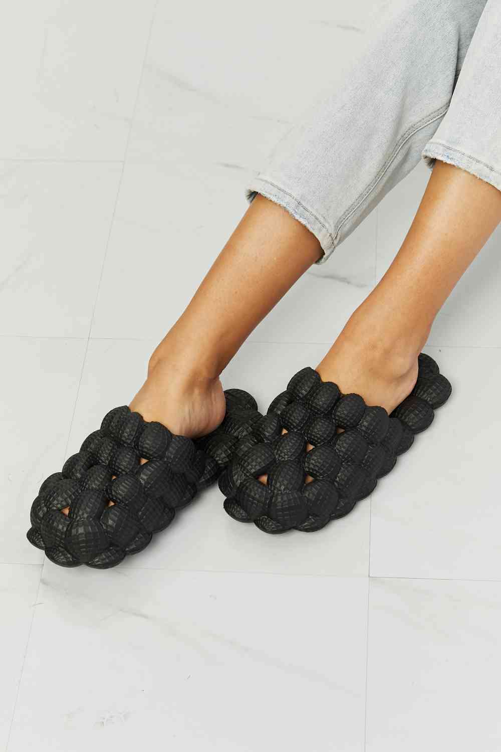 NOOK JOI Laid Back Bubble Slides باللون الأسود