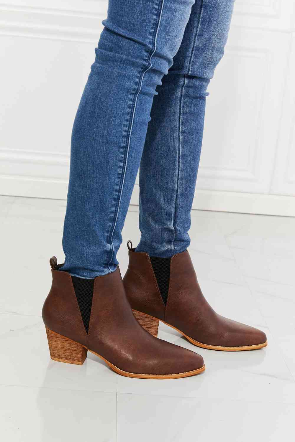 حذاء MMShoes Back At It ذو مقدمة مدببة بلون الشوكولاتة