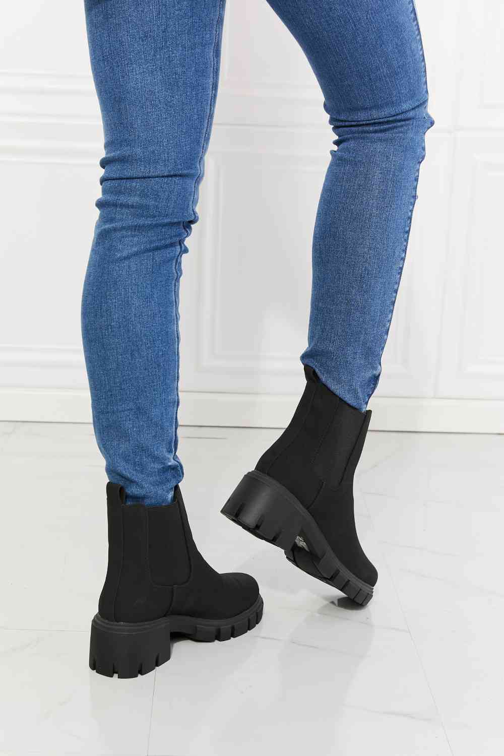 MMShoes Work For It حذاء تشيلسي بنعل غير لامع باللون الأسود