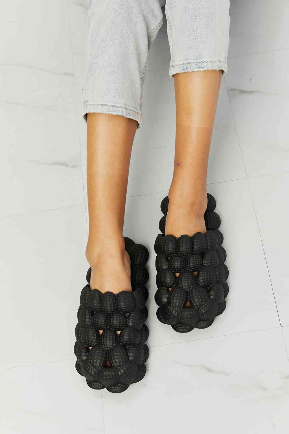 NOOK JOI Laid Back Bubble Slides باللون الأسود