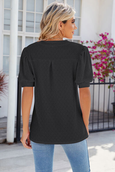 تي شيرت ذو أكمام منتفخة ومزود بثقوب