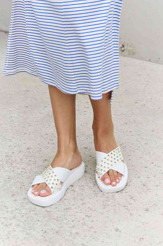 Sandalias blancas con tira cruzada y tachuelas de Forever Link