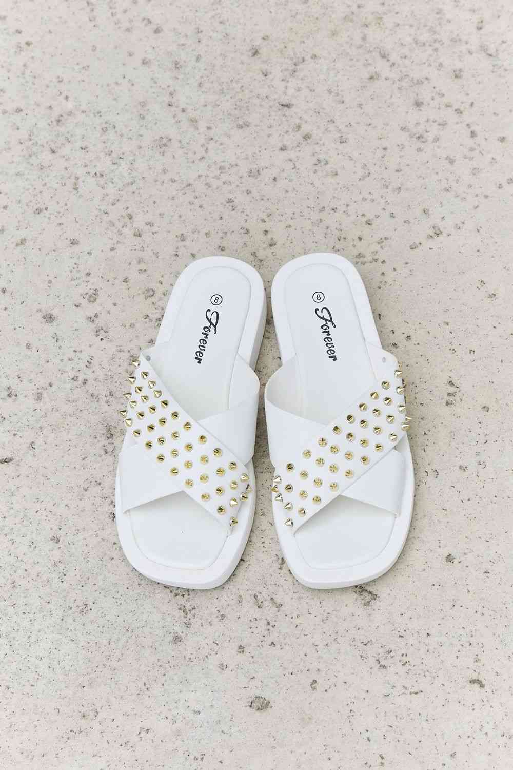 صندل Forever Link مرصع بحزام متقاطع باللون الأبيض