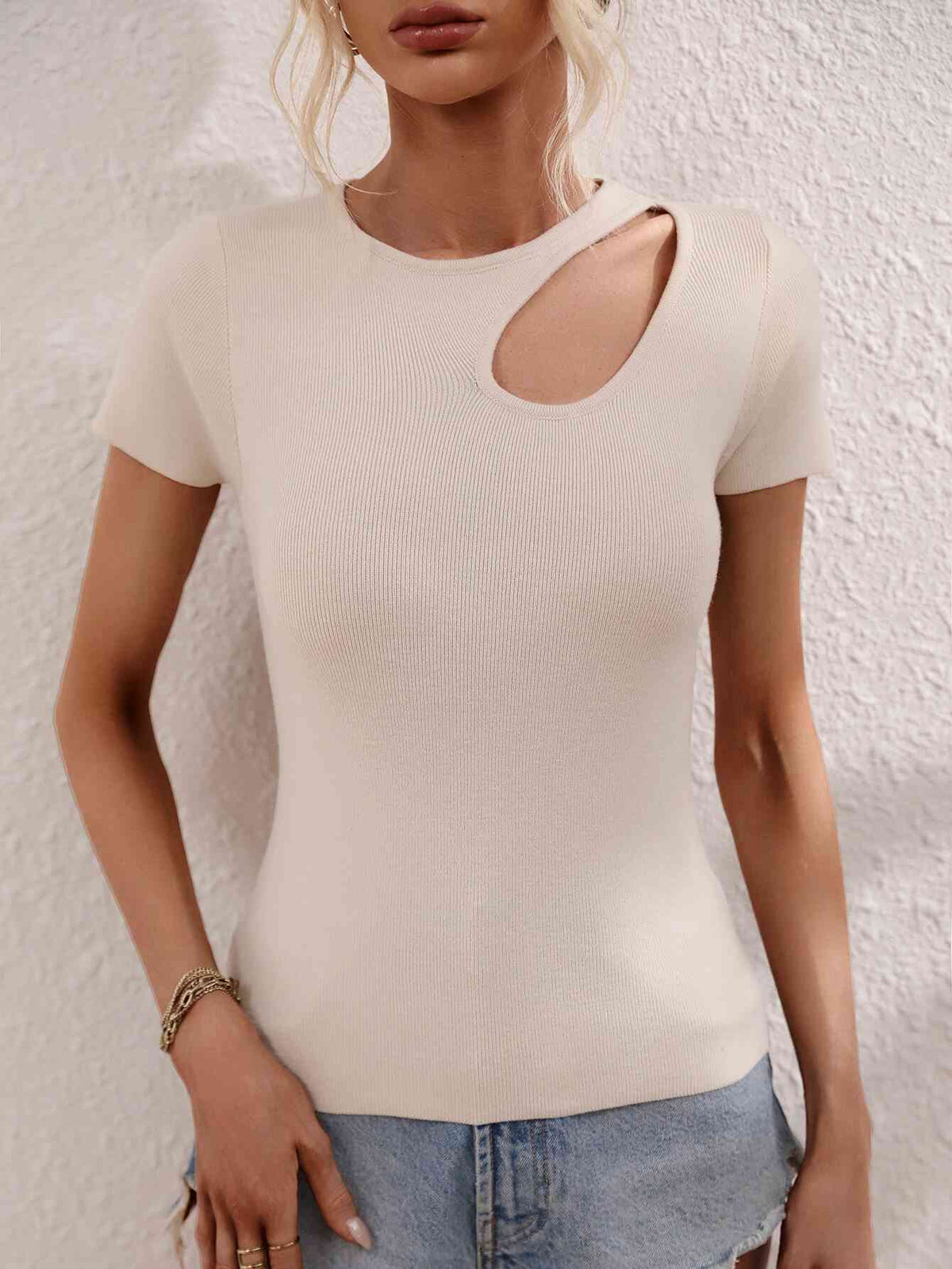 Top tejido de manga corta con cuello redondo y abertura