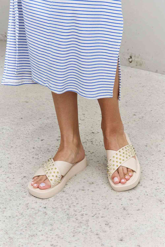 Sandalias color crema con tira cruzada y tachuelas de Forever Link