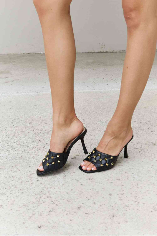 Mules acolchados con puntera cuadrada en negro de Forever Link
