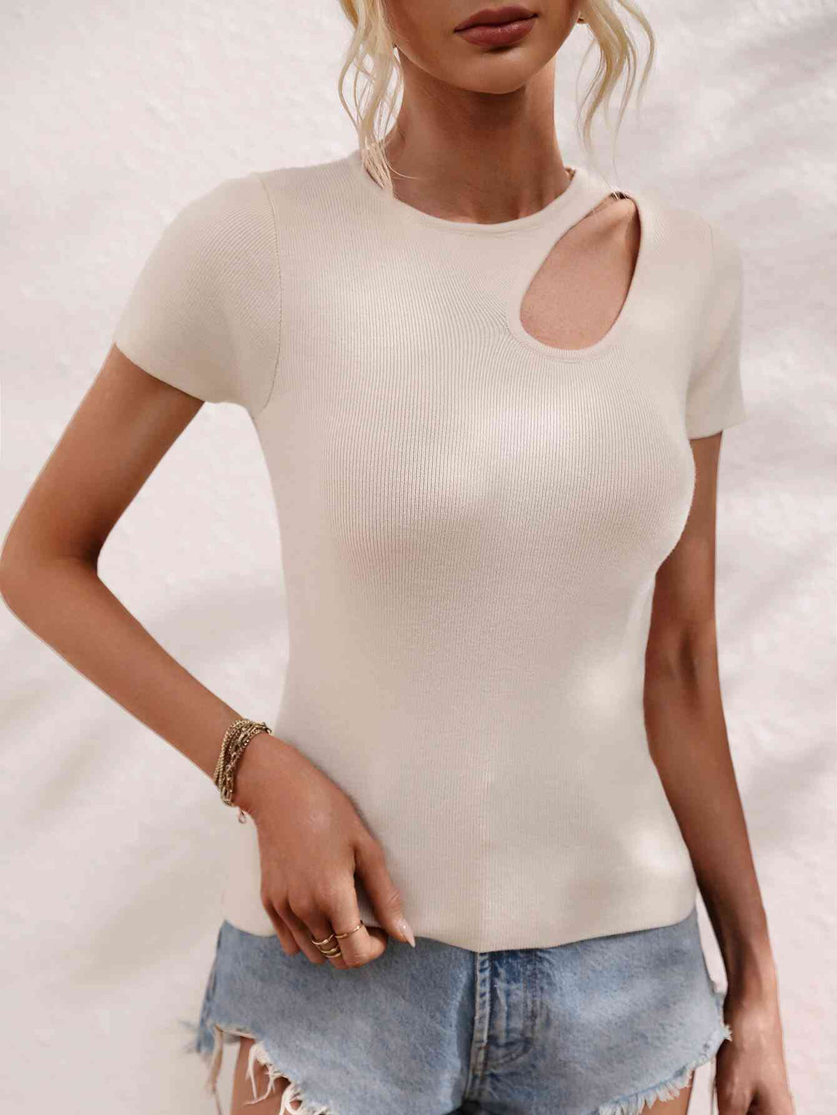 Top tejido de manga corta con cuello redondo y abertura