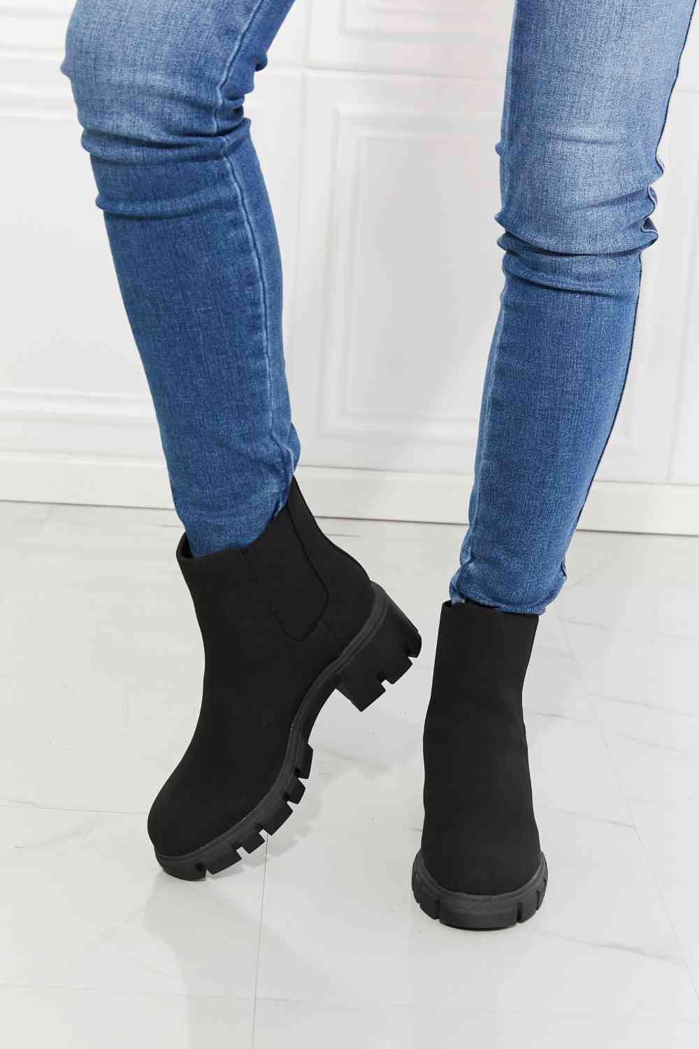 MMShoes Work For It حذاء تشيلسي بنعل غير لامع باللون الأسود